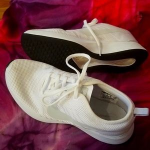 Nike 7.5 white tennis shoes